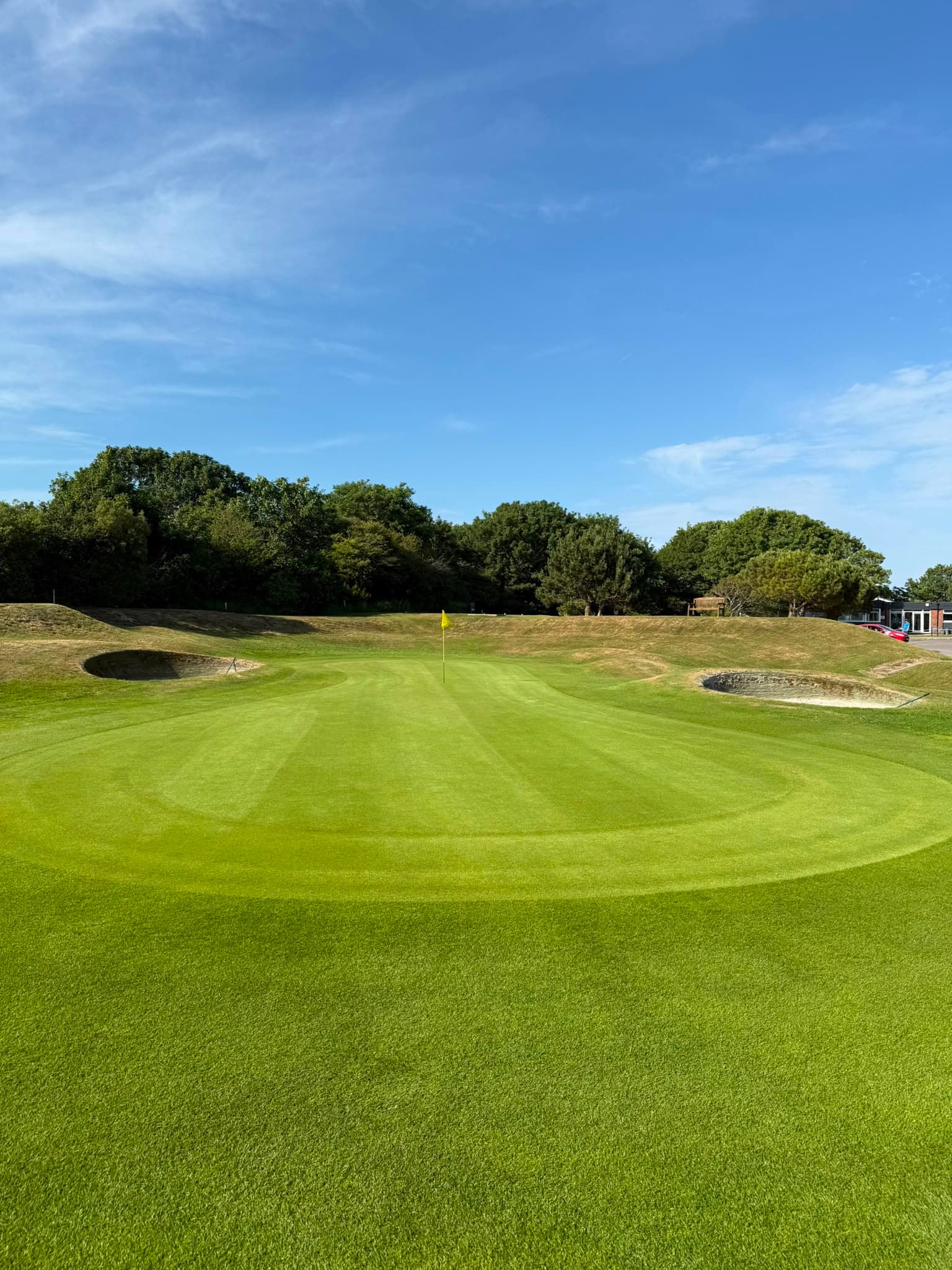 The 18th green in full, in front of the clubhouse